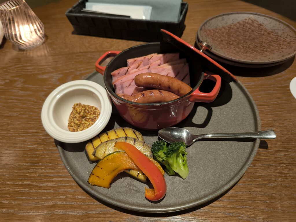 ＯＮＥ　ＳＴＡＴＩＯＮ　ＨＯＴＥＬ　ＫＵＭＡＭＯＴＯ　バー　ソーセージとハムの盛り合わせ