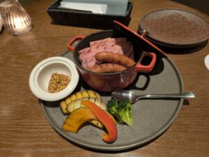 ＯＮＥ　ＳＴＡＴＩＯＮ　ＨＯＴＥＬ　ＫＵＭＡＭＯＴＯ　バー　ソーセージとハムの盛り合わせ