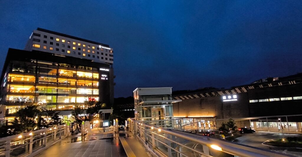 ホテル前の歩道橋から撮影した熊本駅　夜景